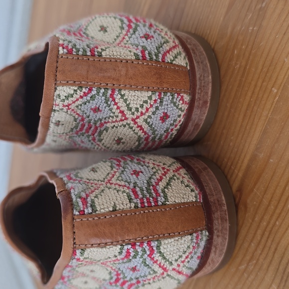 Woman STUBBS & WOOTTON tan Red Green Needlepoint Leather Trim Flat Shoes Sz 8.5 - Picture 5 of 11